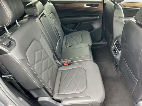 Used 2024 Volkswagen Atlas SE AWD/4WD image 11