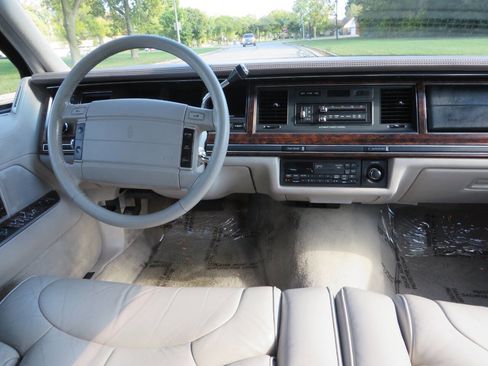 Used 1992 Lincoln Town Car Signature image 15