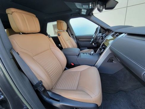 Used 2023 Land Rover Discovery Metropolitan Edition image 17