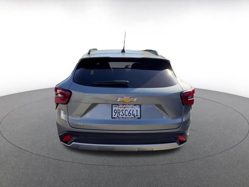 Used 2025 Chevrolet Trax LT FWD image 12