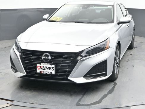 Used 2023 Nissan Altima 2.5 SV FWD image 4