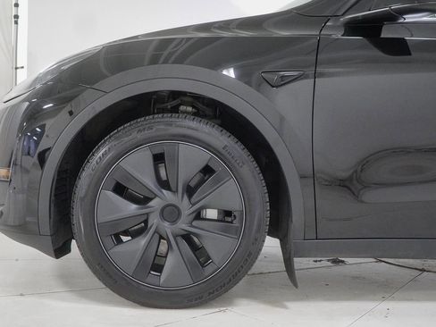 Used 2024 Tesla Model Y Long Range AWD/4WD image 17