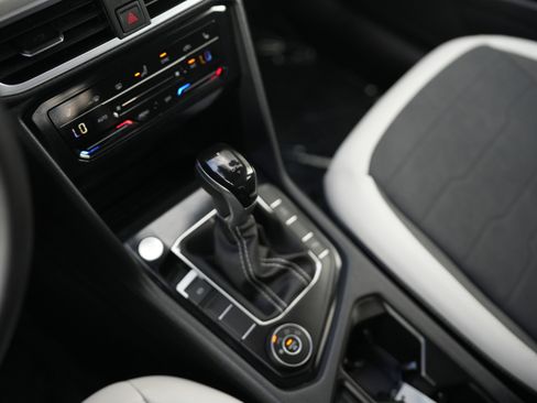 Used 2025 Volkswagen Taos SE w/ Panoramic Sunroof Package image 16