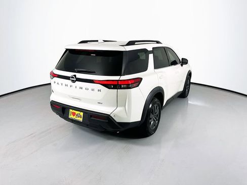 Used 2024 Nissan Pathfinder SV image 9