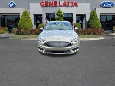 Used 2017 Ford Fusion SE w/ Fusion SE Technology Package FWD image 2