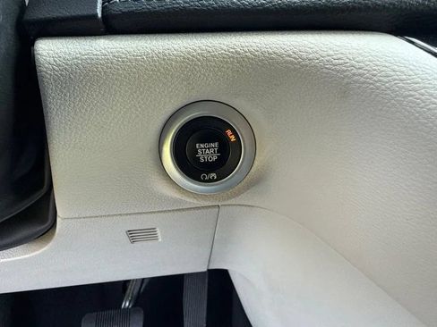 Used 2023 Chrysler Pacifica Touring-L FWD image 20