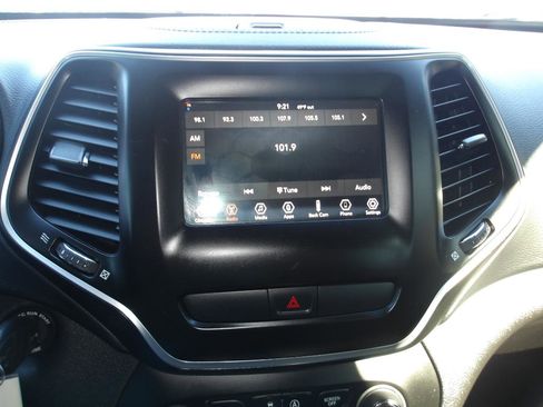 Used 2020 Jeep Cherokee Latitude AWD/4WD image 18