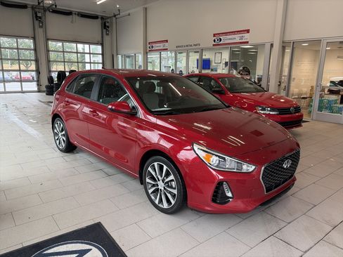 Used 2020 Hyundai Elantra GT FWD image 3