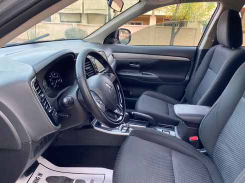 Used 2017 Mitsubishi Outlander ES image 32
