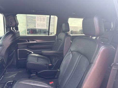 Used 2023 Jeep Wagoneer Series III w/ Preferred Equipment Group image 41