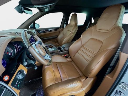 Used 2023 Porsche Cayenne S Platinum image 11