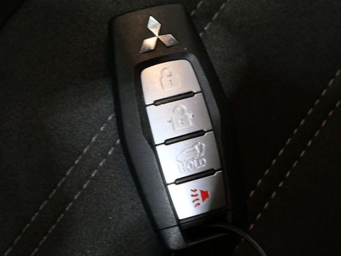 Used 2023 Mitsubishi Outlander SE image 27