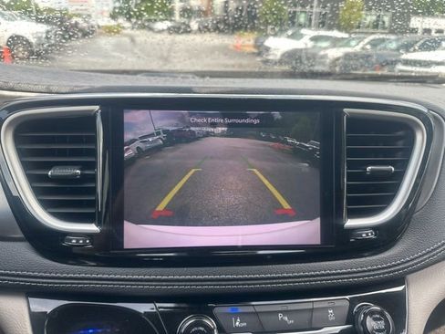 Used 2024 Chrysler Pacifica Limited FWD image 33