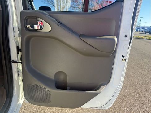 Used 2013 Nissan Frontier SV image 21