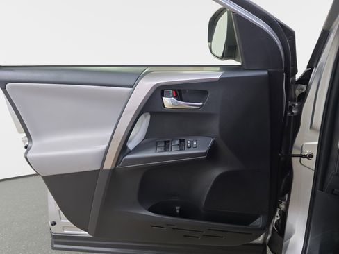 Used 2018 Toyota RAV4 XLE FWD image 25