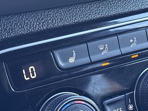 Used 2022 Volkswagen Atlas Cross Sport SE image 40