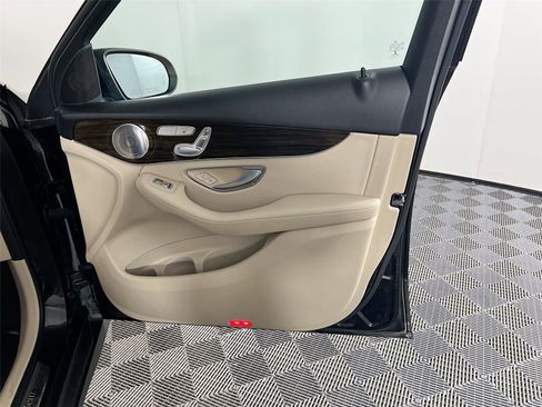 Used 2018 Mercedes-Benz GLC 300 4MATIC image 27