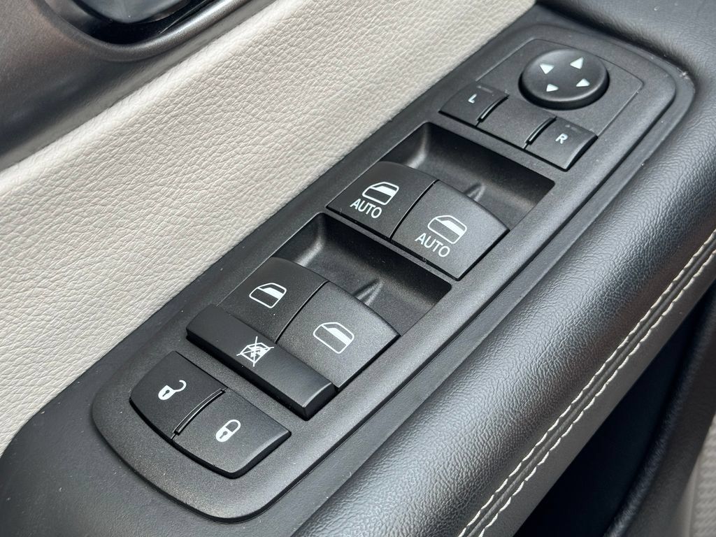 Used 2023 Chrysler Pacifica Touring-L AWD/4WD image 30
