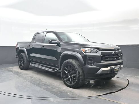 Used 2024 Chevrolet Colorado Trail Boss w/ Technology Package AWD/4WD image 9