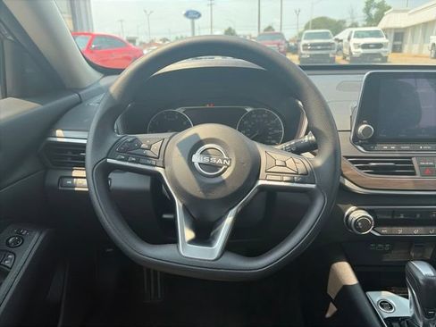 Used 2024 Nissan Altima 2.5 SV FWD image 15