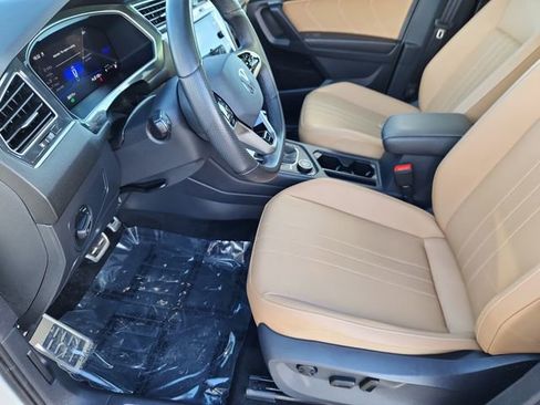 Certified 2024 Volkswagen Tiguan SE R-Line image 7