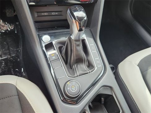 New 2025 Volkswagen Taos SE image 13