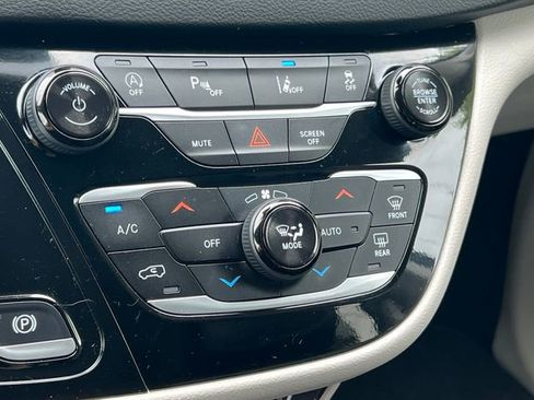 Used 2024 Chrysler Pacifica Touring-L FWD image 28