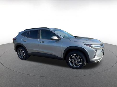 Used 2025 Chevrolet Trax LT image 2