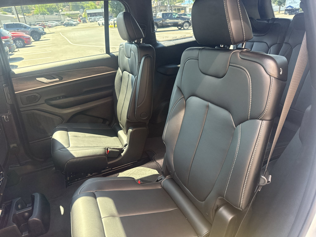 New 2026 Jeep Grand Cherokee L Limited w/ Limited Altitude Package AWD/4WD image 24