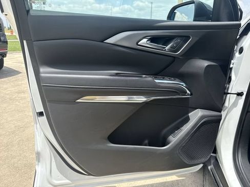 Used 2025 Chevrolet Traverse LT FWD image 23