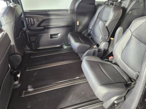 Used 2025 Toyota Sienna XLE Woodland Edition image 14