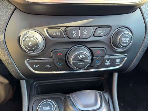 Used 2022 Jeep Cherokee Limited image 30