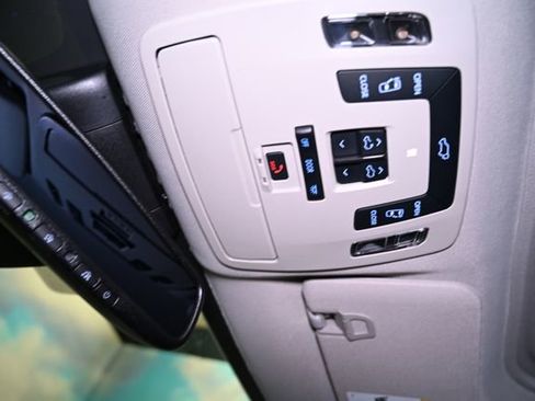 Used 2024 Toyota Sienna Limited image 32