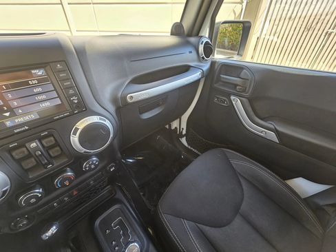 Used 2014 Jeep Wrangler Unlimited Sahara w/ Connectivity Group AWD/4WD image 25
