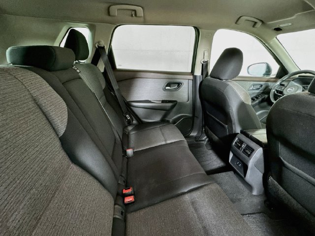 Used 2021 Nissan Rogue SV FWD image 24