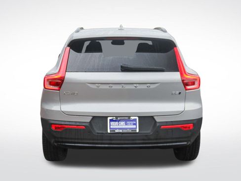 Used 2025 Volvo XC40 B5 Plus image 8