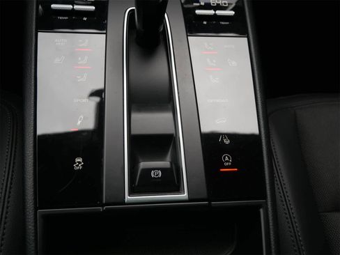 Certified 2022 Porsche Macan S image 16