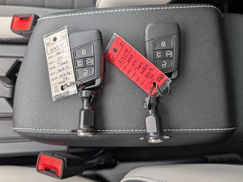Used 2025 Volkswagen Taos SE w/ Panoramic Sunroof Package FWD image 37
