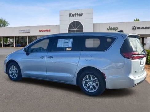 New 2026 Chrysler Pacifica Select FWD image 3