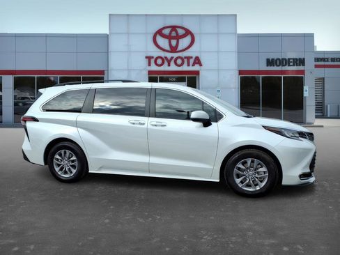 Certified 2022 Toyota Sienna XLE image 4