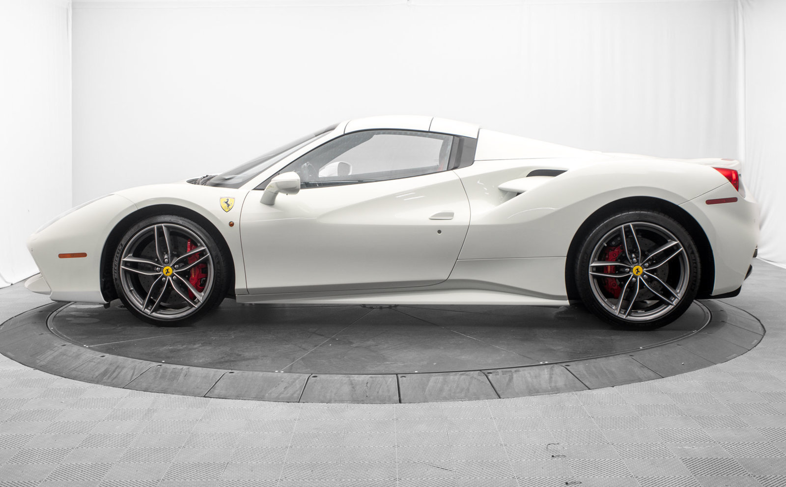 Used 2019 Ferrari 488 Spider RWD image 12