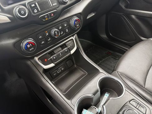 Used 2022 GMC Terrain SLT image 19