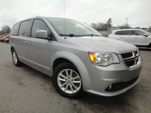 Used 2018 Dodge Grand Caravan SXT image 3