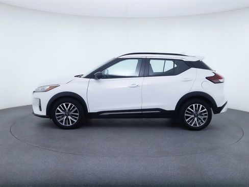 Used 2024 Nissan Kicks SR image 2