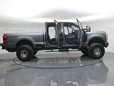 Used 2023 Ford F250 XLT w/ Black Appearance Package image 4