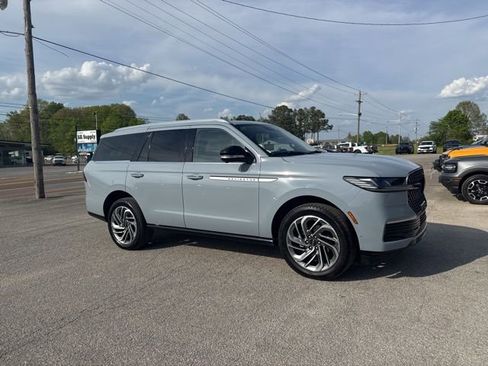 Used 2025 Lincoln Navigator Reserve image 12