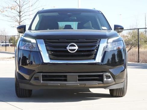 Used 2024 Nissan Pathfinder SV image 2