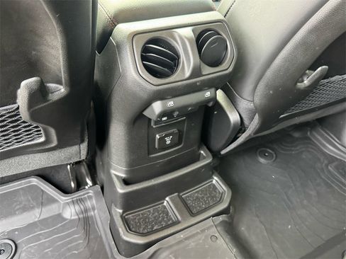 Used 2025 Jeep Wrangler Unlimited Rubicon image 16