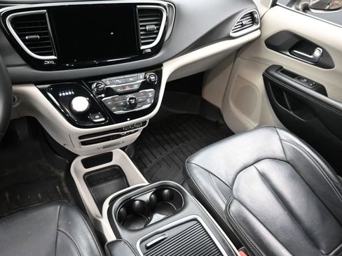 Used 2022 Chrysler Pacifica Touring-L FWD image 13
