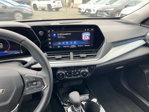 Used 2025 Chevrolet Trax LT w/ LT Convenience Package image 17